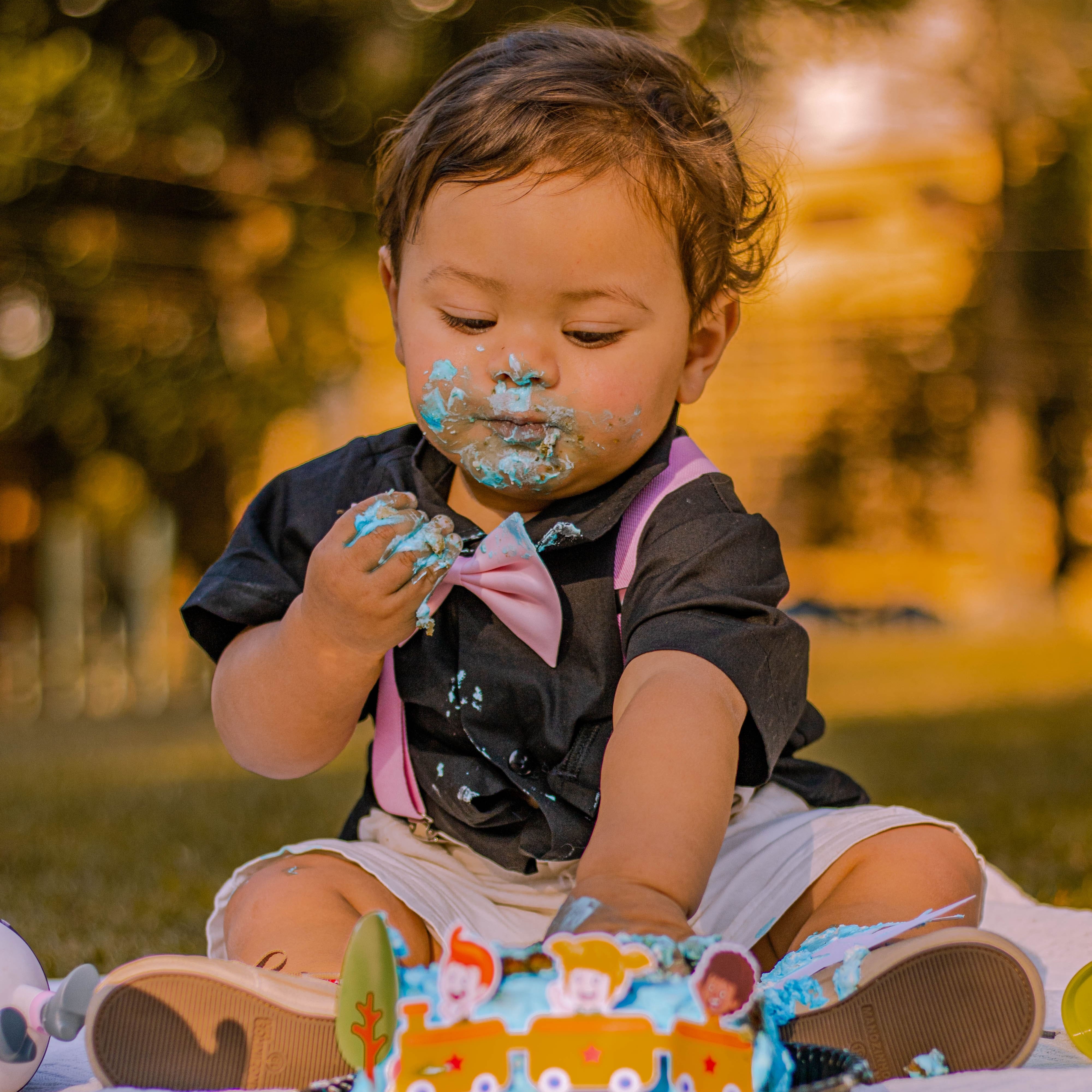 bebe comendo bolo