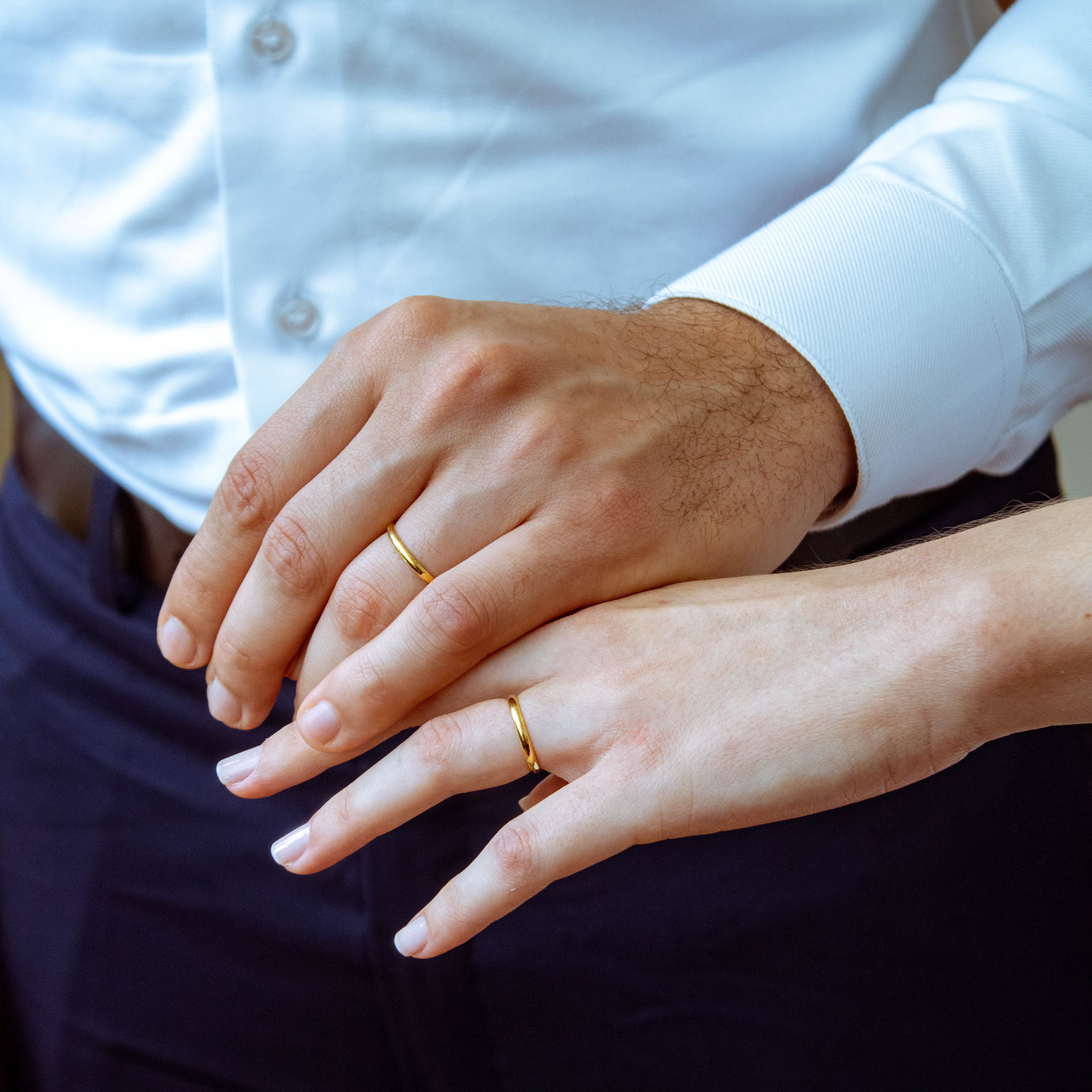 mãos de um casal que se casou se tocando