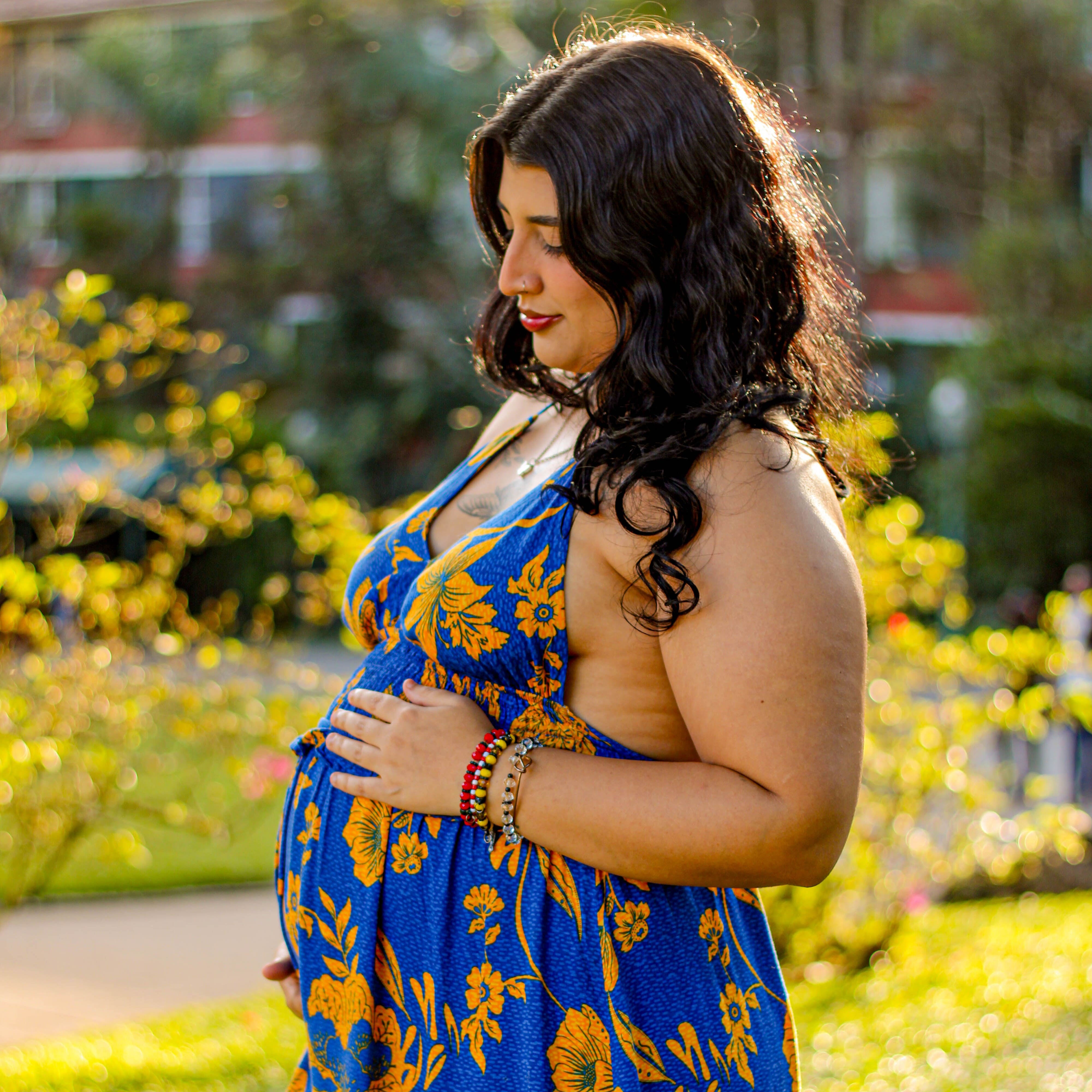 mulher grávida fazendo carinho na barriga